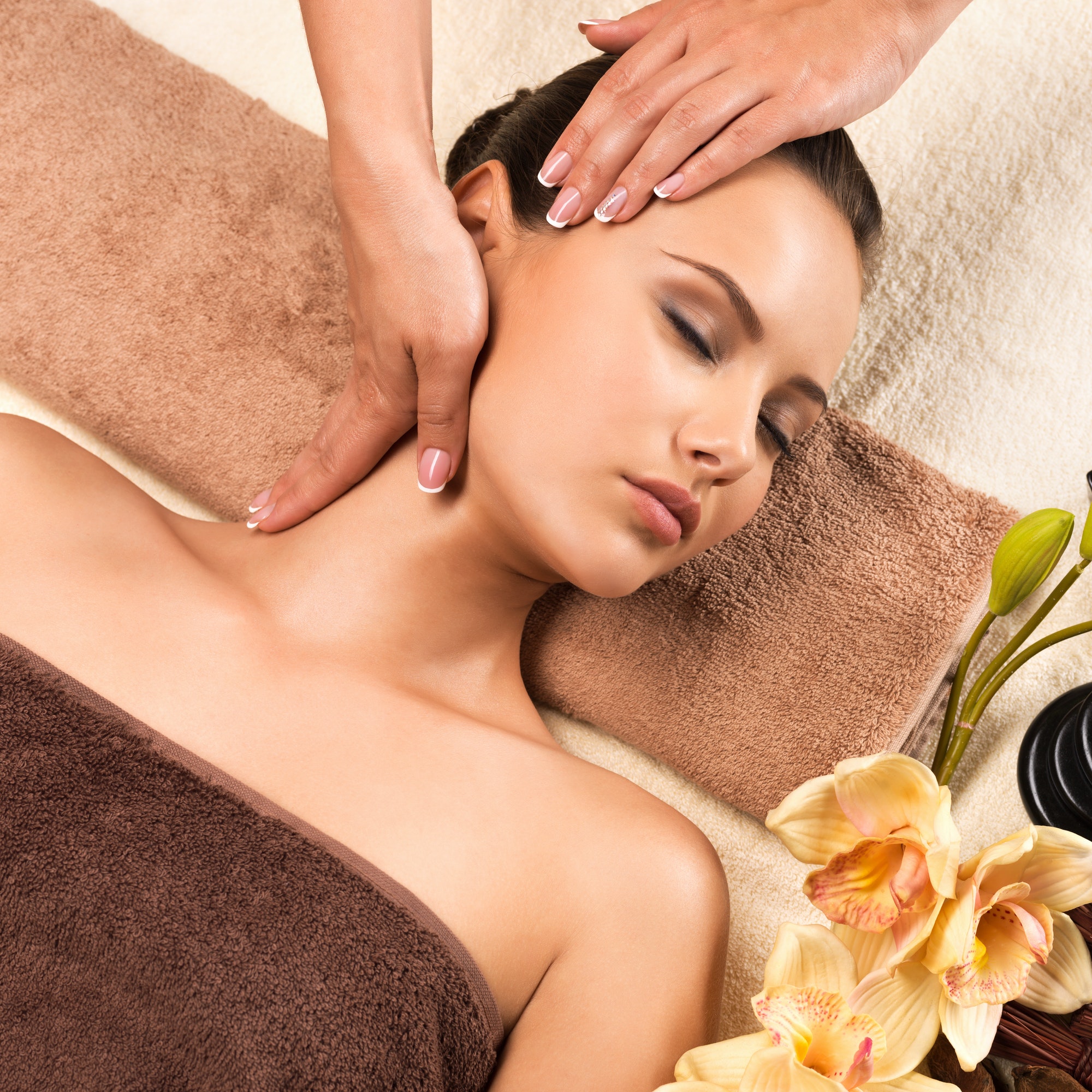 Mujer disfrutando de un masaje relajante en Nara Spa